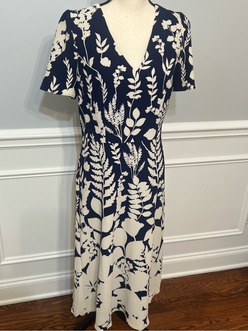 Maggy London Elegant Short Sleeve V Neck Navy Cream Ombré Dress 10 NWT